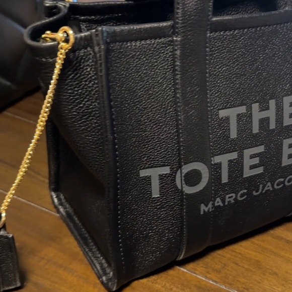 Marc Jacobs Black The Tote Leather Medium with Matching Charm Crossbody RESERVED - Picture 12 of 16